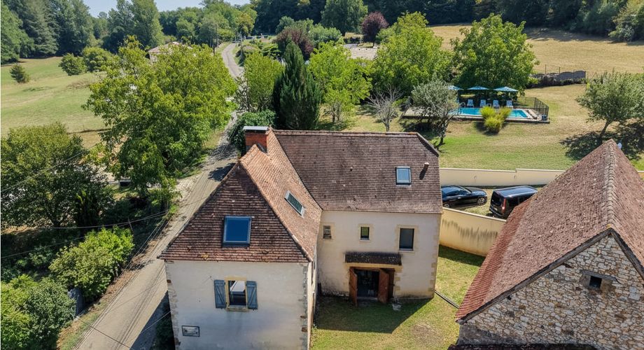 EXCLUSIVITE SECTEUR GOURDON - Enclos en pierre comprenant maison, dépendances et piscine sur 2115 m² proche commerces