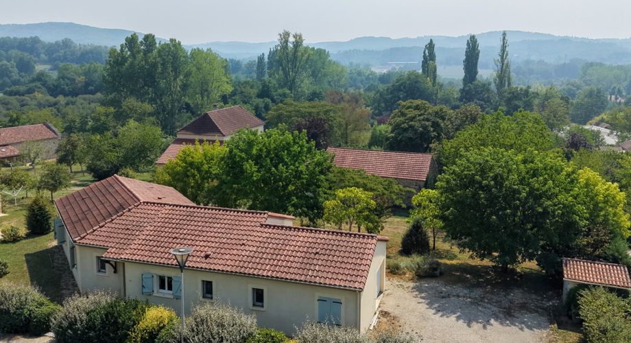 Secteur Cazals - Agréable Contemporaine de plain-pied avec garage sur 1057 m² arborés proche commerces