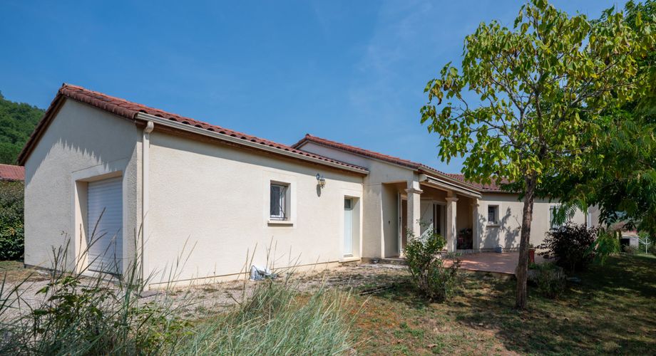 Secteur Cazals - Agréable Contemporaine de plain-pied avec garage sur 1057 m² arborés proche commerces