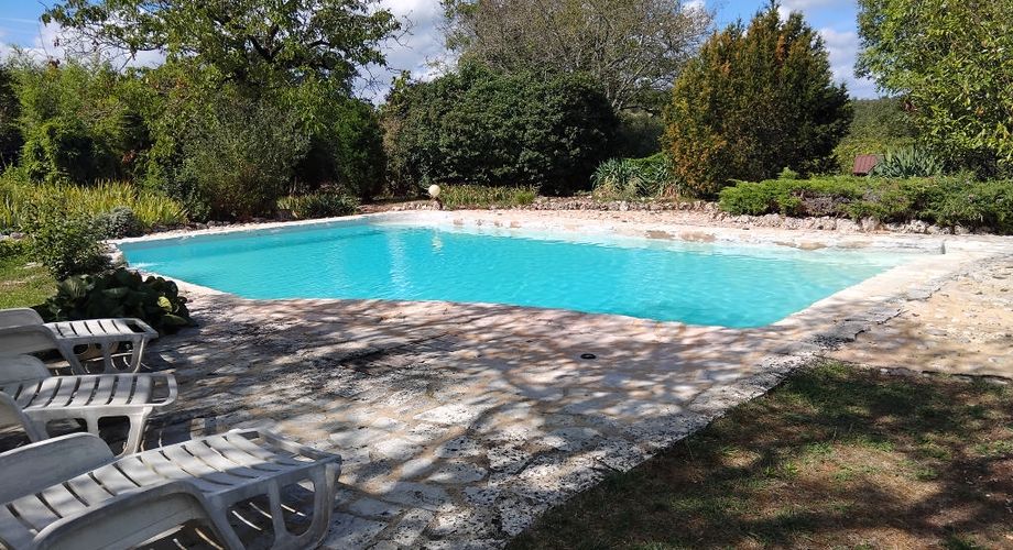 Exclusivité Secteur Gourdon - Magnifique ensemble immobilier de caractère avec dépendances, belle vue et piscine 