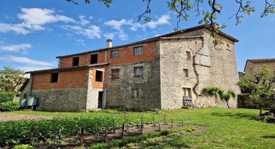 Bâtisse en pierre de 485 m² à rénover – Village médiéval du Lot proche de Figeac