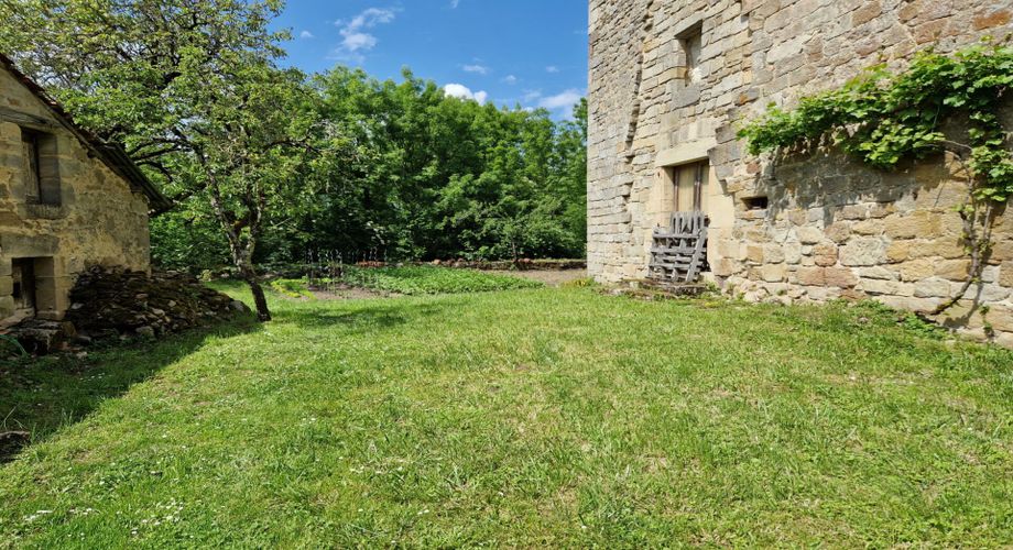 SECTEUR FIGEAC - Bâtisse en pierre de 485 m² à rénover – Village médiéval du Lot proche de FIGEAC