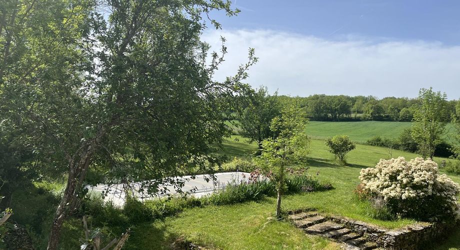 Superbe ensemble en pierres avec terrain et piscine