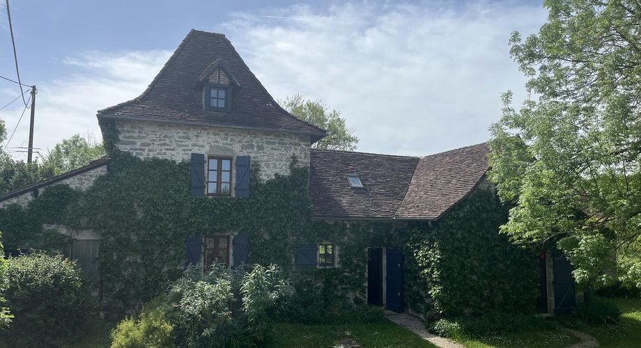 Superbe ensemble en pierres avec terrain et piscine