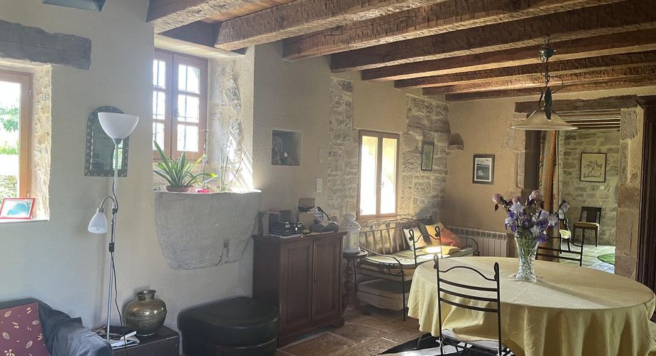 Superbe ensemble en pierres avec terrain et piscine