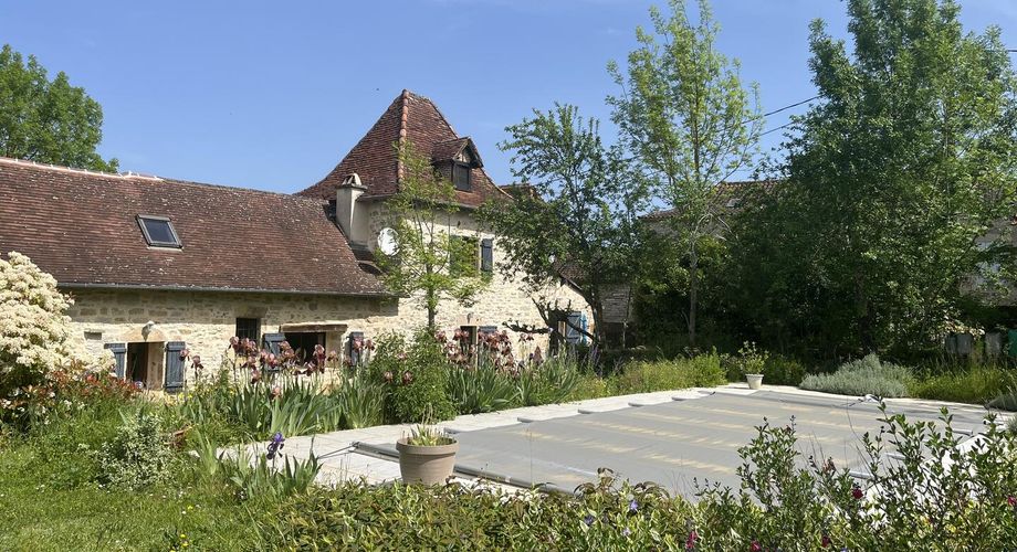 Superbe ensemble en pierres avec terrain et piscine