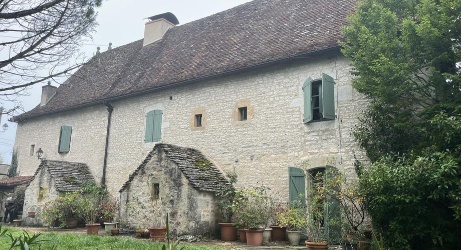 Propriété de caractère en pierre avec dépendances et piscine – SECTEUR LIVERNON