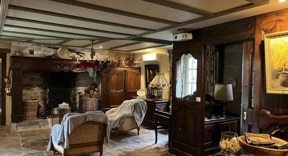 Propriété de caractère en pierre avec dépendances et piscine – SECTEUR LIVERNON