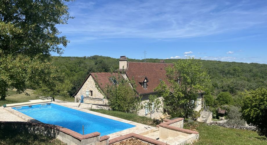 SECTEUR CAJARC - Maison de caractère en pierre avec garage, grand terrain, piscine et jacuzzi