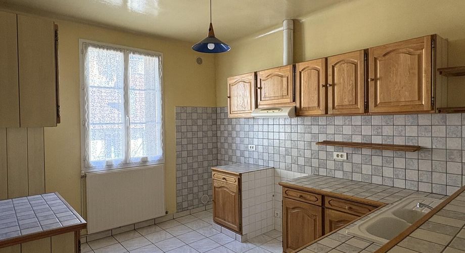In Montignac-Lascaux, stone building with 2 garages on the ground floor and a flat of approx. 100 m² on the first floor. 