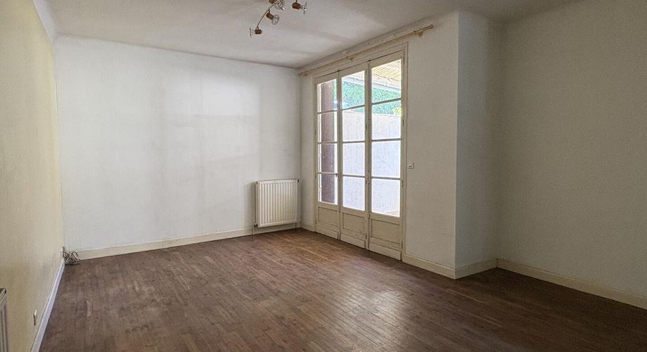 In Montignac-Lascaux, stone building with 2 garages on the ground floor and a flat of approx. 100 m² on the first floor. 