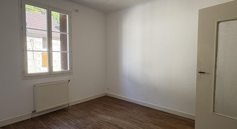 In Montignac-Lascaux, stone building with 2 garages on the ground floor and a flat of approx. 100 m² on the first floor. 