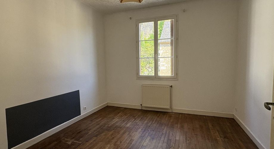 In Montignac-Lascaux, stone building with 2 garages on the ground floor and a flat of approx. 100 m² on the first floor. 
