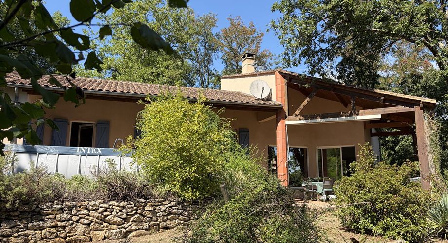Très belle situation pour cette maison contemporaine située au calme dans un environnement boisé, sur les hauteurs de Montignac-Lascaux.