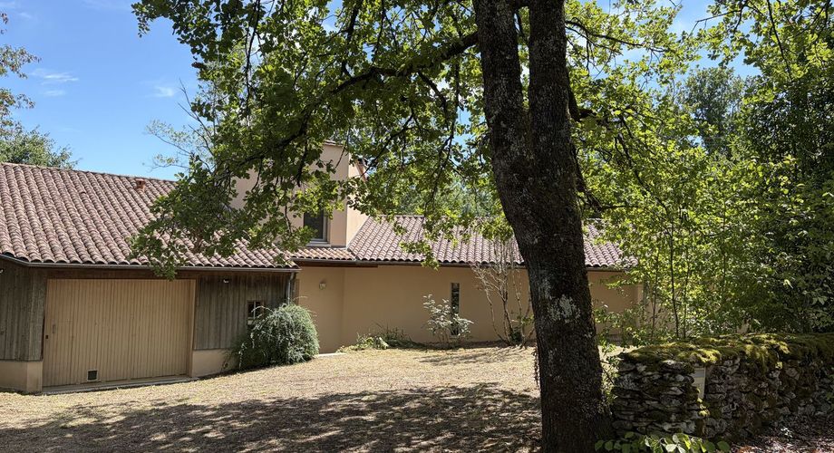 Très belle situation pour cette maison contemporaine située au calme dans un environnement boisé, sur les hauteurs de Montignac-Lascaux.