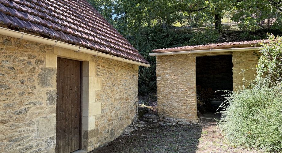 Très belle situation pour cette maison contemporaine située au calme dans un environnement boisé, sur les hauteurs de Montignac-Lascaux.