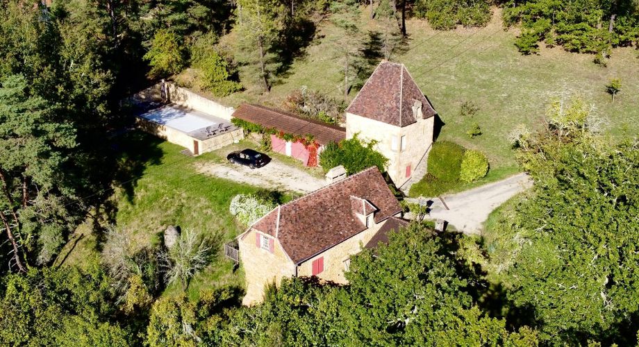 En Périgord Noir, à proximité d'un des plus beaux villages de la Vallée Vézère, très belle propriété de caractère avec piscine, située sur les hauteurs dans un environnement calme.