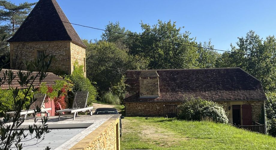 Delightful, authentic honey-coloured stone Dordogne house with an independent guest wing in a splendid tower, located in the charming commune of village of St Leon-sur-Vezere.