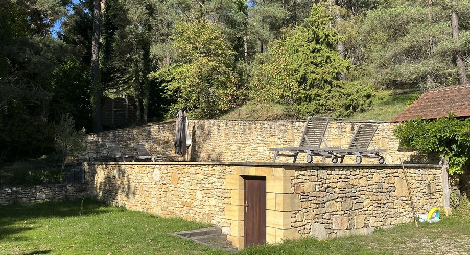 Delightful, authentic honey-coloured stone Dordogne house with an independent guest wing in a splendid tower, located in the charming commune of village of St Leon-sur-Vezere.