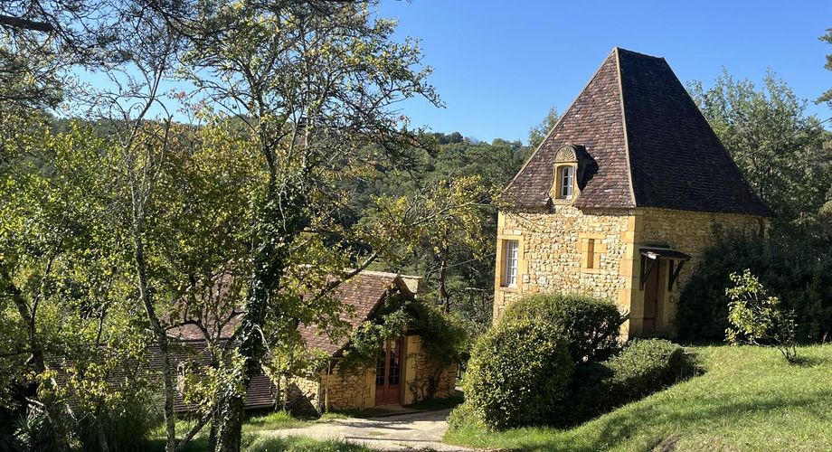 Delightful, authentic honey-coloured stone Dordogne house with an independent guest wing in a splendid tower, located in the charming commune of village of St Leon-sur-Vezere.