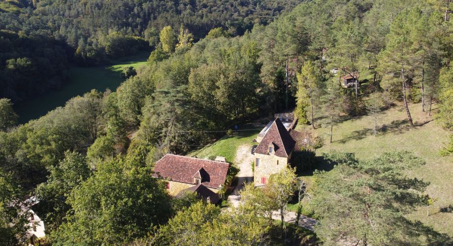 Delightful, authentic honey-coloured stone Dordogne house with an independent guest wing in a splendid tower, located in the charming commune of village of St Leon-sur-Vezere.