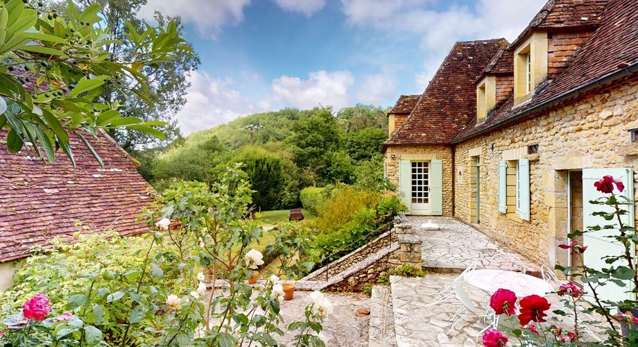 Superbe propriété sur plus d'un hectare de terrain avec maison, piscine, moulin et son bief. Situation préservée dans un environnement bucolique.