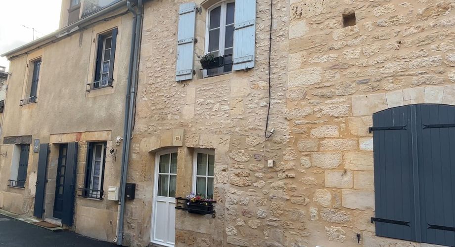 Au centre de Montignac, en exclusivité, maison en pierre entièrement restaurée avec cour et accès commerces à pieds.