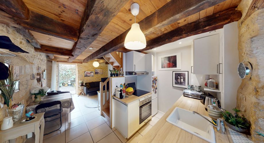 Au centre de Montignac, en exclusivité, maison en pierre entièrement restaurée avec cour et accès commerces à pieds.