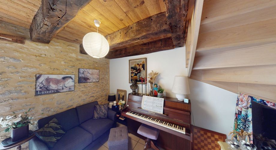 Au centre de Montignac, en exclusivité, maison en pierre entièrement restaurée avec cour et accès commerces à pieds.