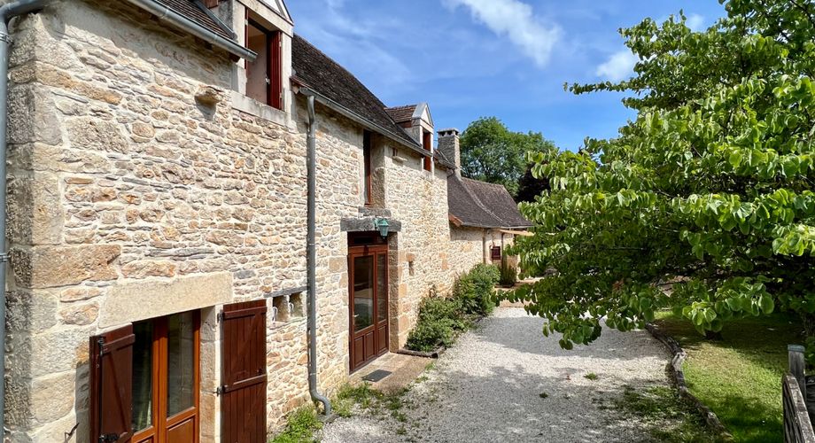 En Périgord Noir entre Montignac-Lascaux et Hautefort: ensemble comprenant deux gîtes de caractère et un corps de ferme à rénover sur environ 14 hectares de terrain.