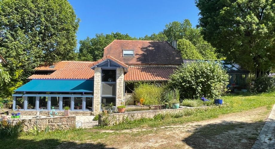 Propriété atypique de 17 hectares en Périgord Noir, au calme et sans voisin.