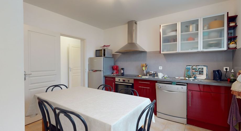A saisir! Appartement rénové d'environ 70 m² de plain-pied, en plein centre-ville de MONTIGNAC-LASCAUX.