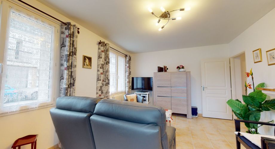 A saisir! Appartement rénové d'environ 70 m² de plain-pied, en plein centre-ville de MONTIGNAC-LASCAUX.