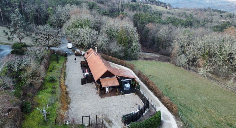 En Périgord Noir, sur les hauteurs de MONTIGNAC, maison rénovée sur environ 1900 m² de terrain, composée de deux logements.
