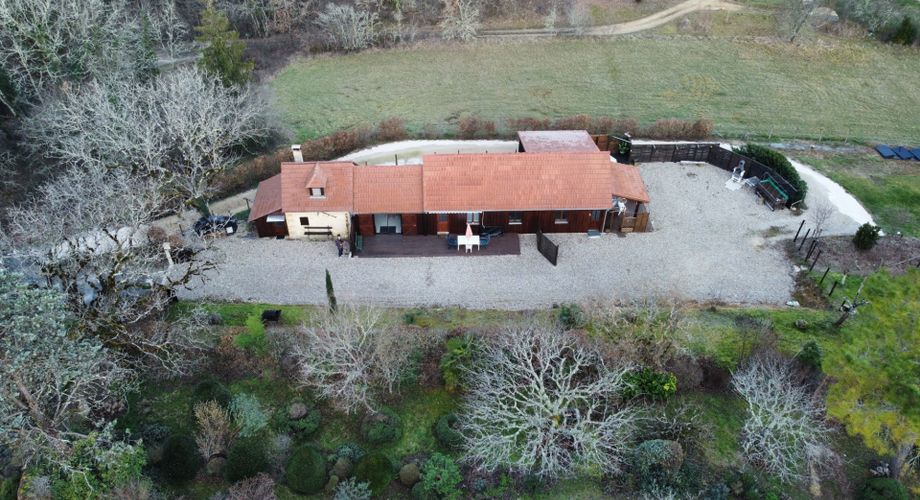 En Périgord Noir, sur les hauteurs de MONTIGNAC, maison rénovée sur environ 1900 m² de terrain, composée de deux logements.