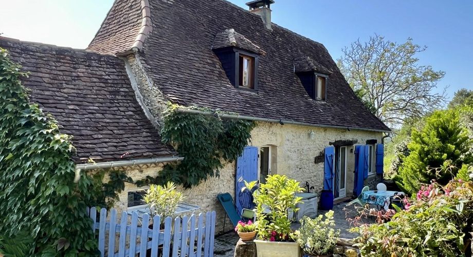 A 10 minutes de Montignac-Lascaux, avec un magnifique point de vues sur une vallée préservée, jolie périgordine de 80 m² habitables!