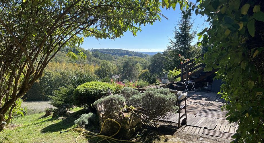 A 10 minutes de Montignac-Lascaux, avec un magnifique point de vues sur une vallée préservée, jolie périgordine de 80 m² habitables!