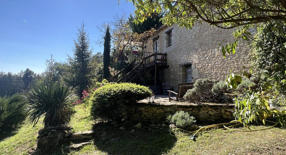 A 10 minutes de Montignac-Lascaux, avec un magnifique point de vues sur une vallée préservée, jolie périgordine de 80 m² habitables!