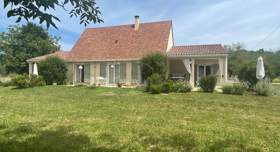 A 5 kms de MONTIGNAC_LASCAUX, maison contemporaine offrant une habitation , un studio attenant et terrain.