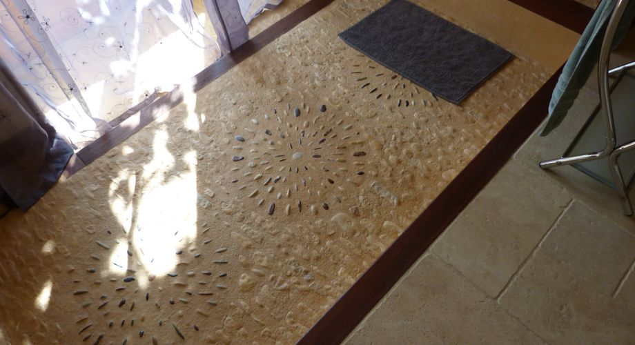 Renovated stone barn with 180m² of living space, in the heart of the Périgord Noir, close to all amenities in a quiet but not isolated setting.