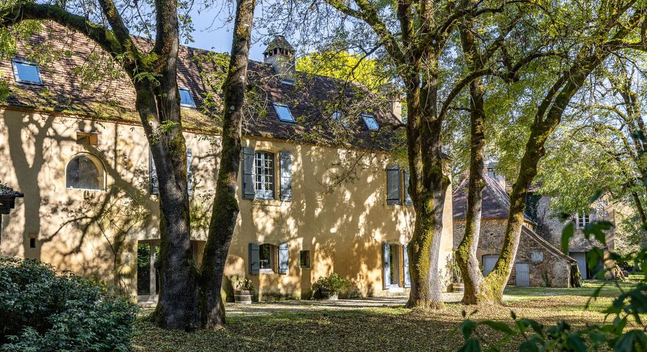 Superbe propriété de caractère avec vaste demeure, maison d'amis et piscine. Ensemble sur près d'un hectare de terrain clos.