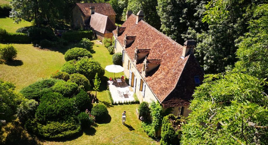 Superbe propriété de caractère avec vaste demeure, maison d'amis et piscine. Ensemble sur près d'un hectare de terrain clos.