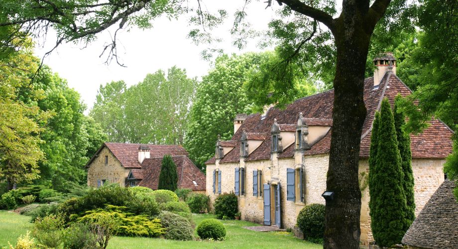 Superbe propriété de caractère avec vaste demeure, maison d'amis et piscine. Ensemble sur près d'un hectare de terrain clos.