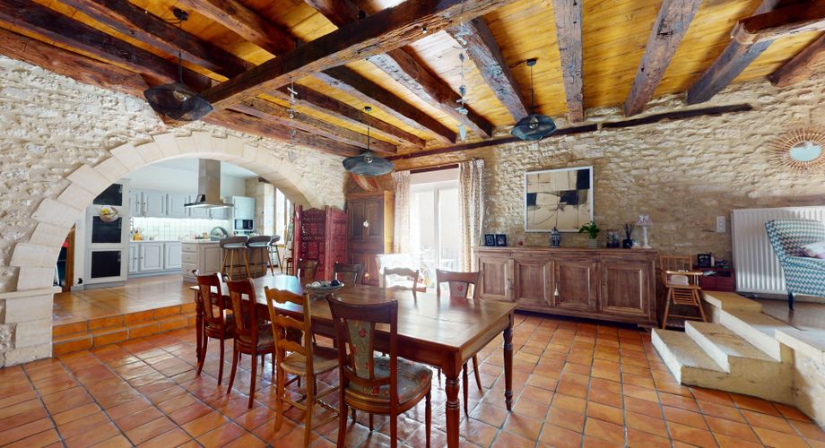 Superbes volumes pour cette demeure de caractère en plein centre historique.