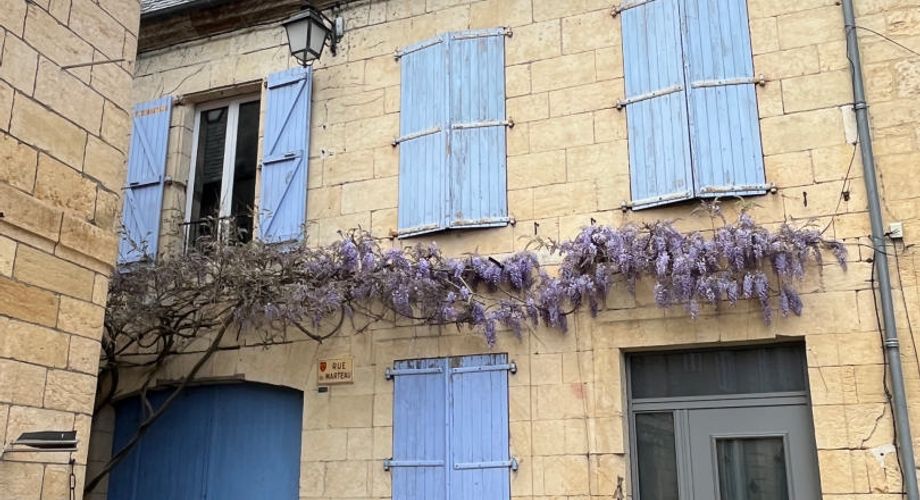 Superbes volumes pour cette demeure de caractère en plein centre historique.