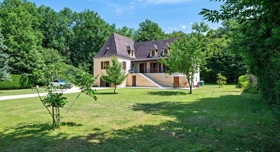 En Périgord Noir, à quelques centaines de mètres du village typique de Saint-Léon-sur-Vézère, non loin de Montignac vaste maison périgourdine rénovée avec beau jardin.