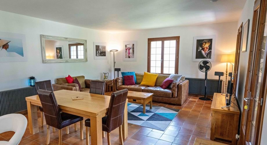 En Périgord Noir, à quelques centaines de mètres du village typique de Saint-Léon-sur-Vézère, non loin de Montignac vaste maison périgourdine rénovée avec beau jardin.