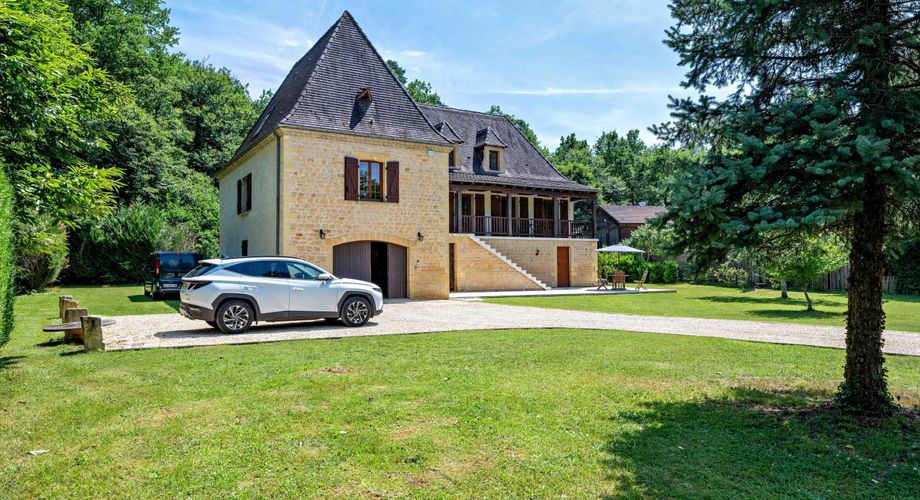 En Périgord Noir, à quelques centaines de mètres du village typique de Saint-Léon-sur-Vézère, non loin de Montignac vaste maison périgourdine rénovée avec beau jardin.