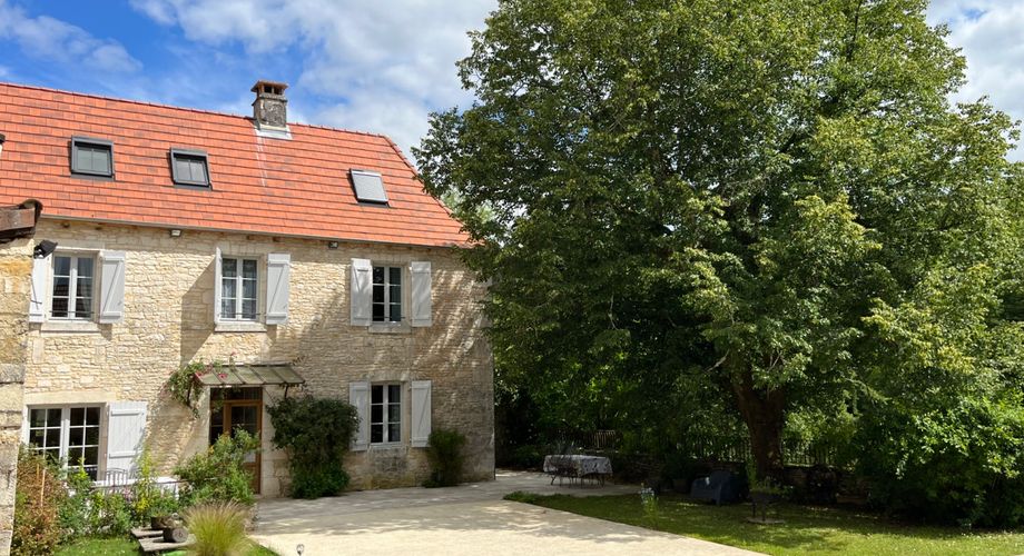  En Périgord Noir, proche de Montignac-Lascaux et située en bord de Vézère, propriété ancienne rénovée avec goût et matériaux de qualité. Très belle grange, cuisine d’été et terrasse couverte, piscine chauffée.

