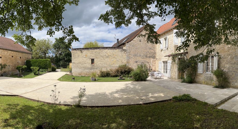  En Périgord Noir, proche de Montignac-Lascaux et située en bord de Vézère, propriété ancienne rénovée avec goût et matériaux de qualité. Très belle grange, cuisine d’été et terrasse couverte, piscine chauffée.

